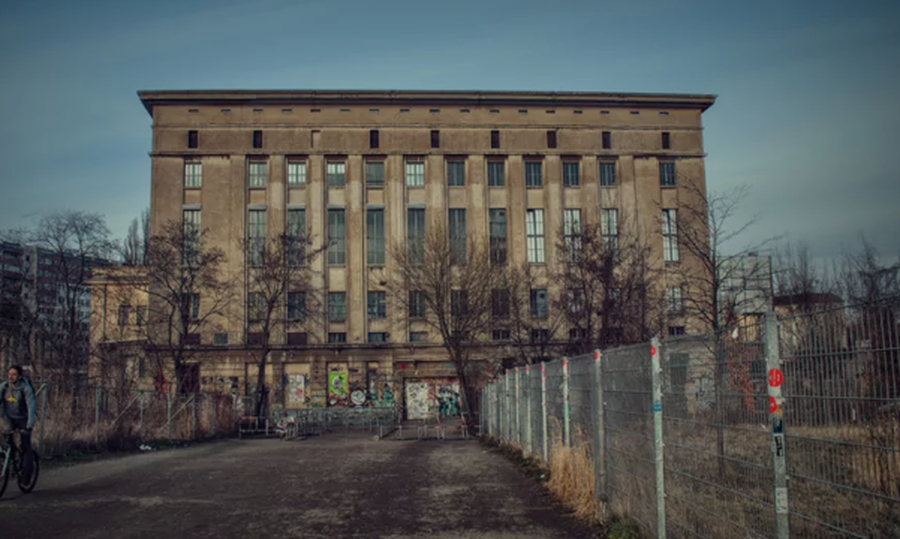 Nisur nga  Rosalía: Ç'është Berhain, tempulli i