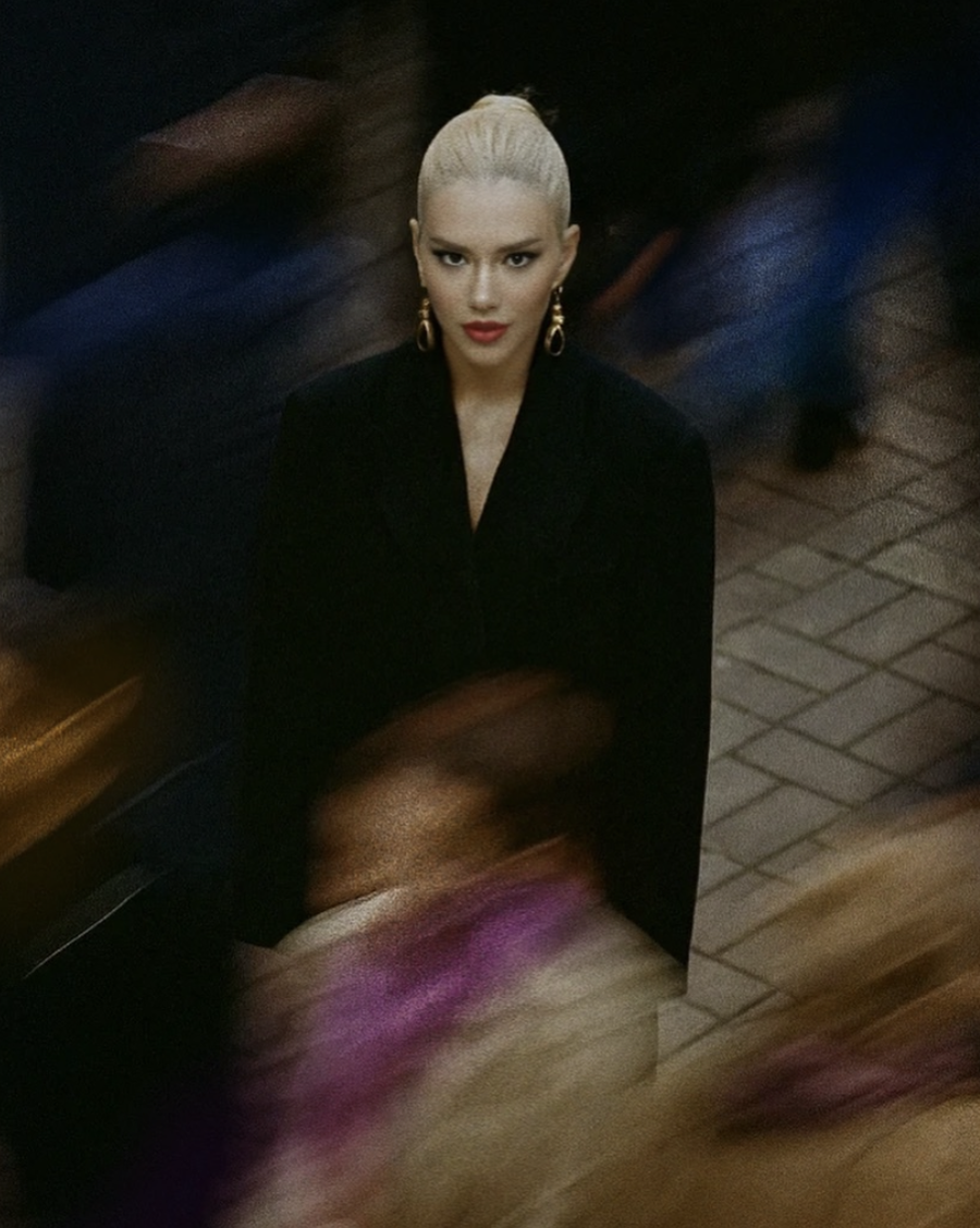 Na beso! Këto goca shqiptare dinë se si ta kombinojnë me