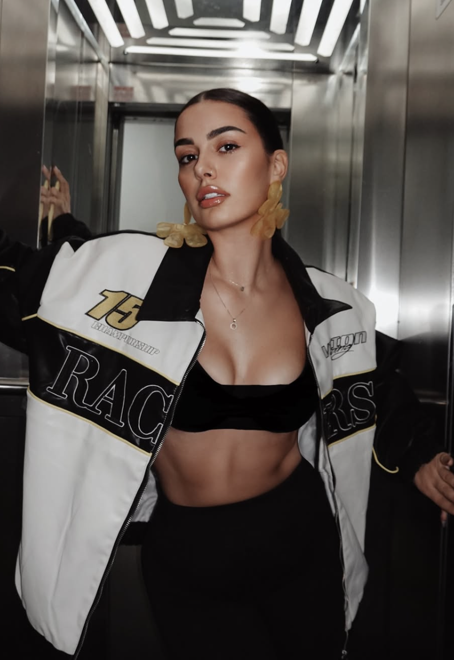 Na beso! Këto goca shqiptare dinë se si ta kombinojnë me