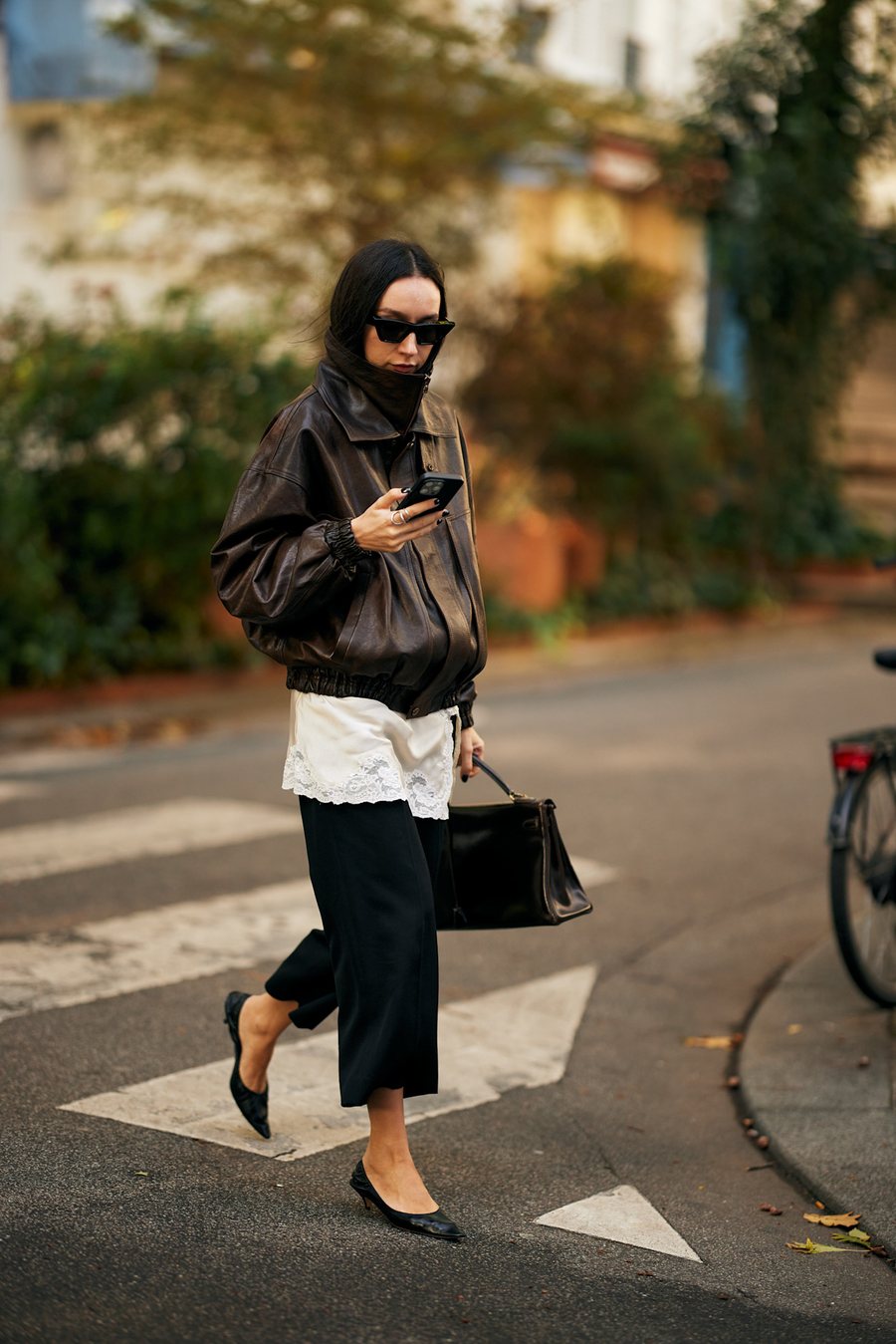 10 veshje që ndërtojnë një garderobë kapsulë