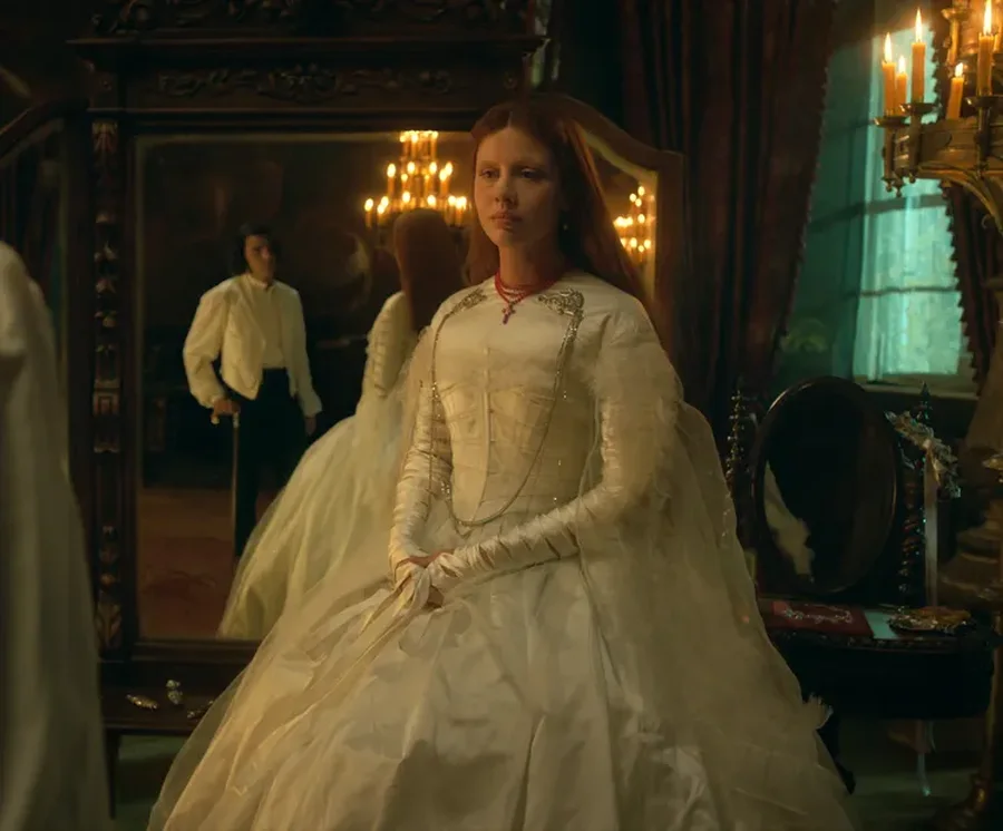 Kostumet e Mia Goth në 'Frankenstein' janë çmenduri: