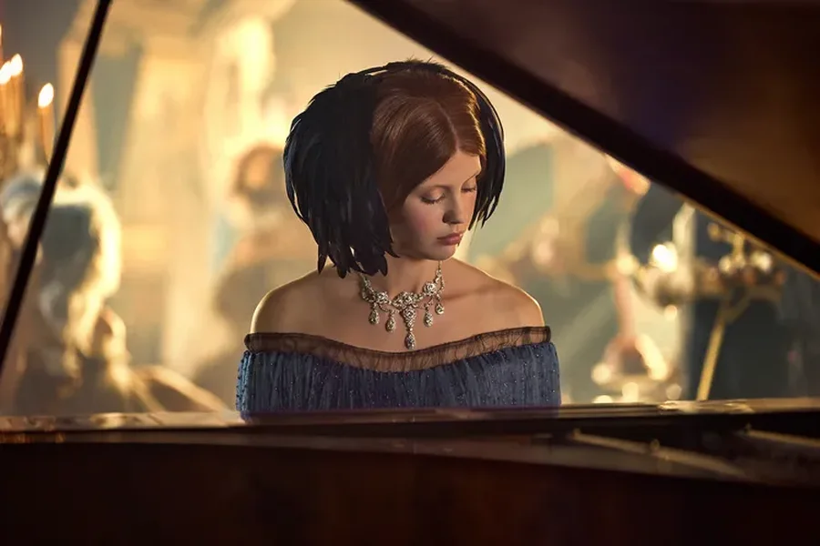 Kostumet e Mia Goth në 'Frankenstein' janë çmenduri: