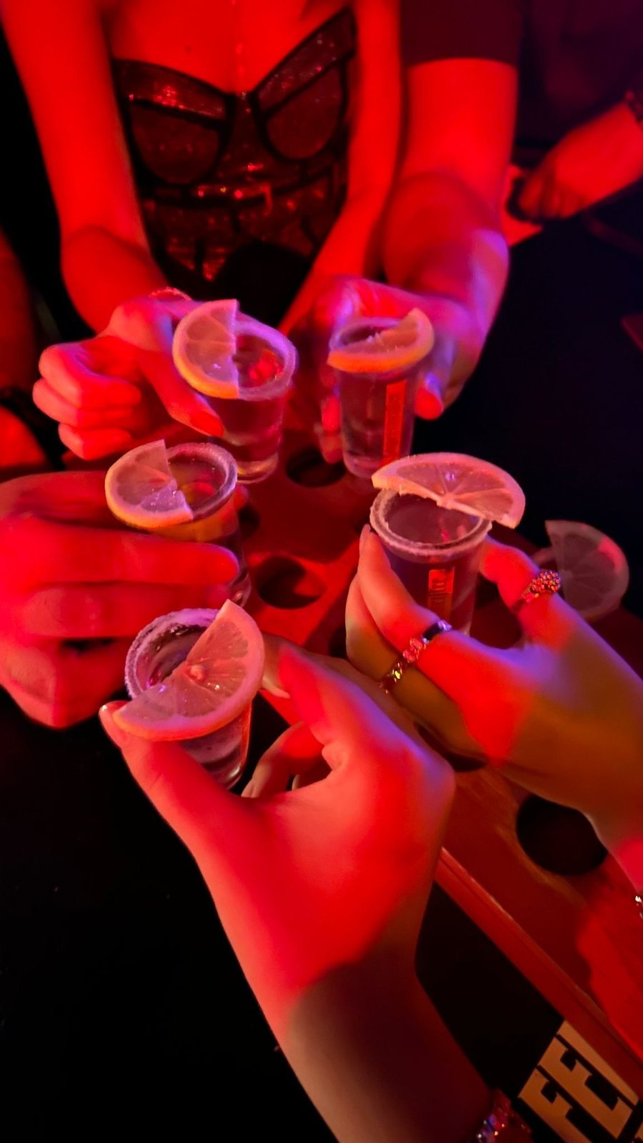 Suksesi profesional fillon me një gotë verë? Studimi që