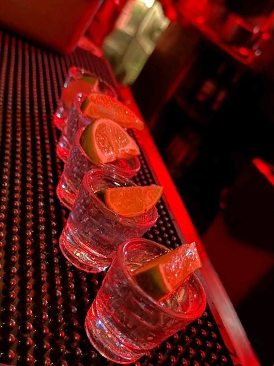 Suksesi profesional fillon me një gotë verë? Studimi që