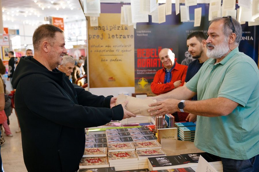 Samir Mane në Panairin e Librit – Çfarë bleu