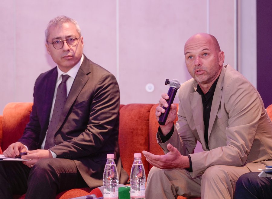 Të rinjtë shqiptarë të vetmuar përballë bullizmit