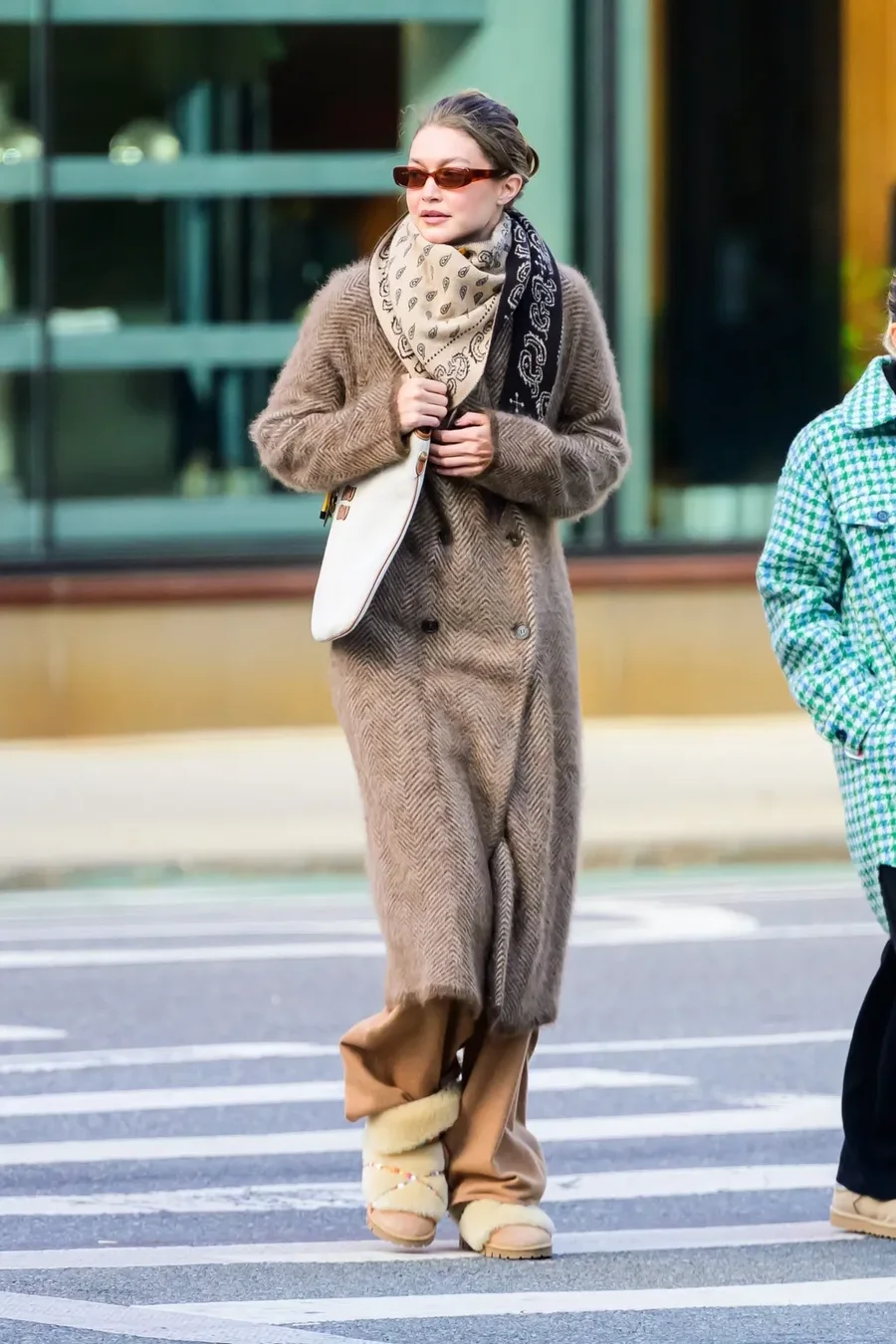 Mos qeshni, por Gigi Hadid po i bën këto çizme 'të