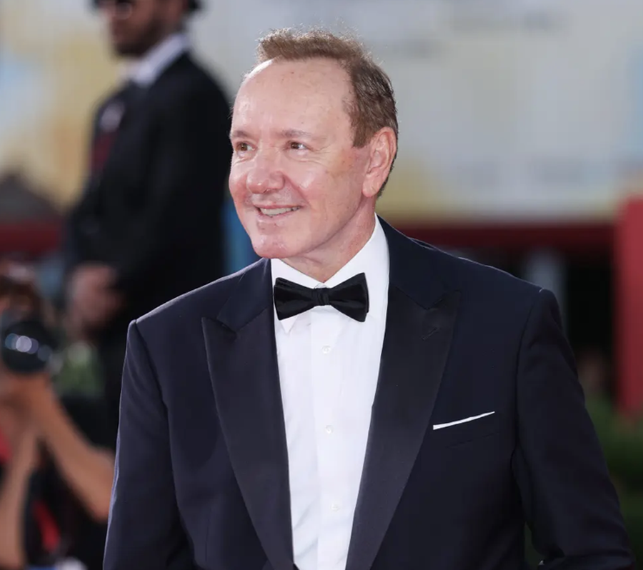 Kevin Spacey reagon pas lajmeve se është i pastrehë: