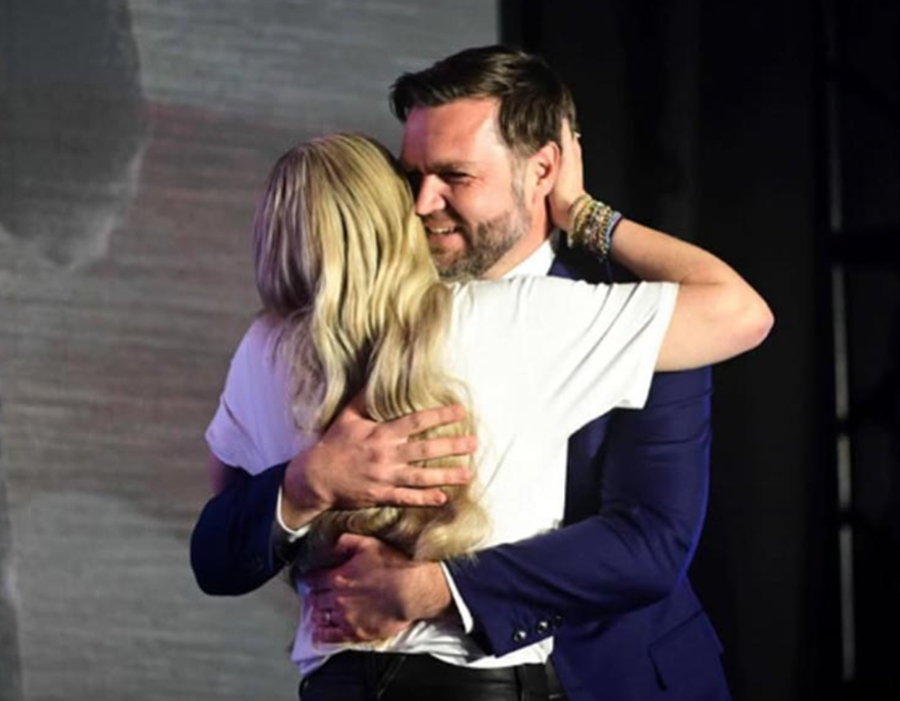 Erika Kirk zbulon çfarë i tha JD Vance gjatë përqafimit