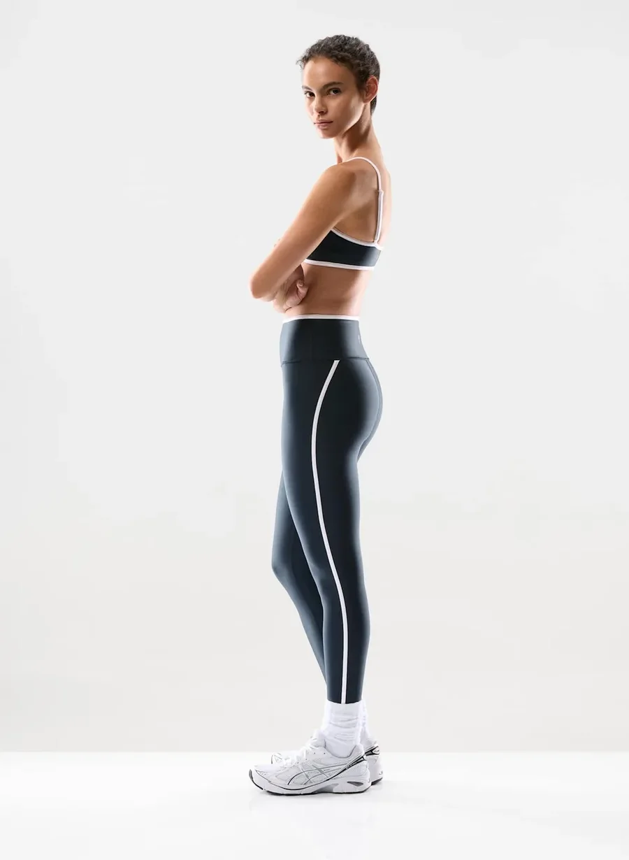 E zeza është klasike, por ngjyra e streçeve që zgjodhi