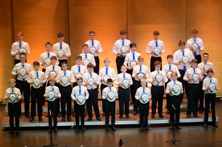 Kori i fëmijëve nga Çekia këndojnë dhe