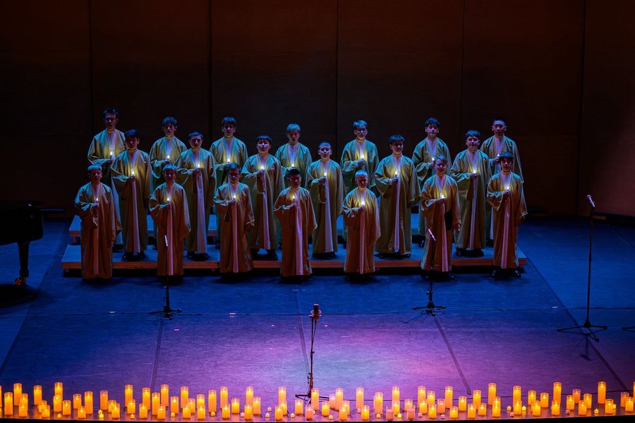 Kori i fëmijëve nga Çekia këndojnë dhe