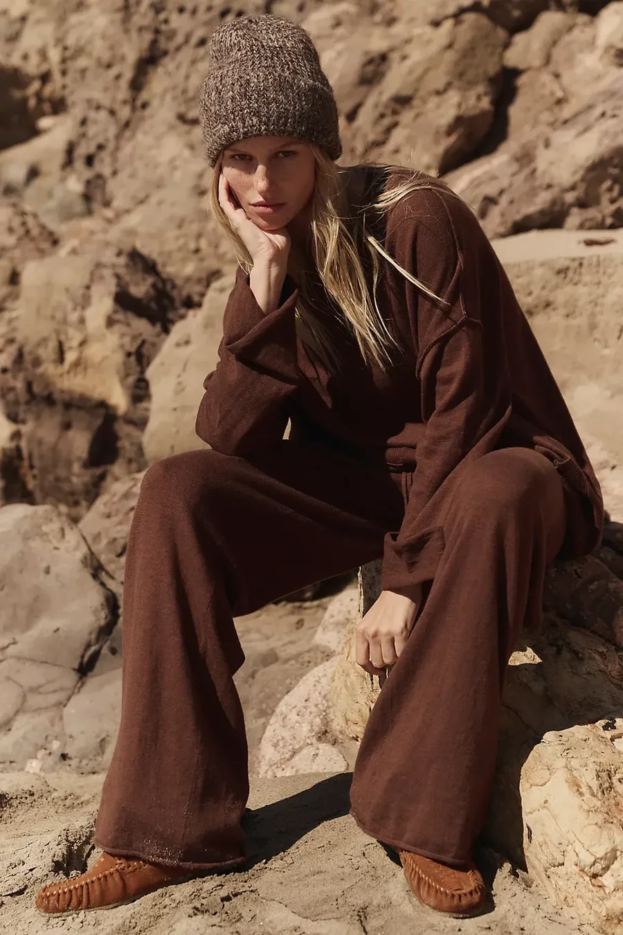 5 stile pulovrash që çdo gardërobë dimri duhet të