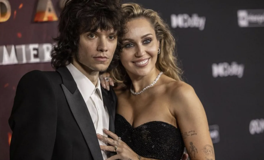 Muaji nisi mbarë! Miley Cyrus konfirmon fejesën