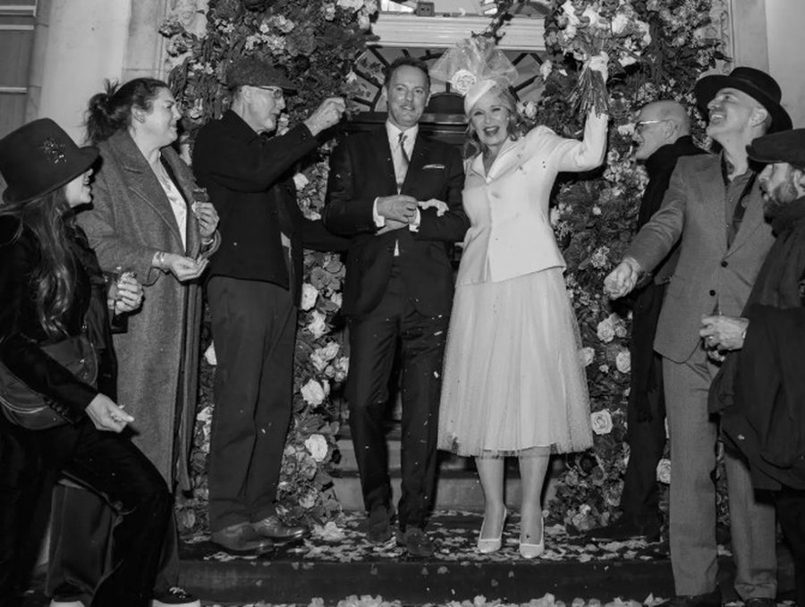 Ylli i "Sex and the City", 69 vjeç, martohet në një