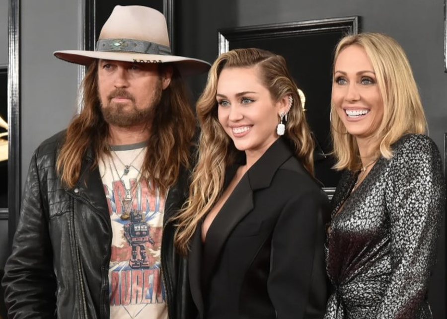 Çfarë?! Një grua po pretendon se është nëna e