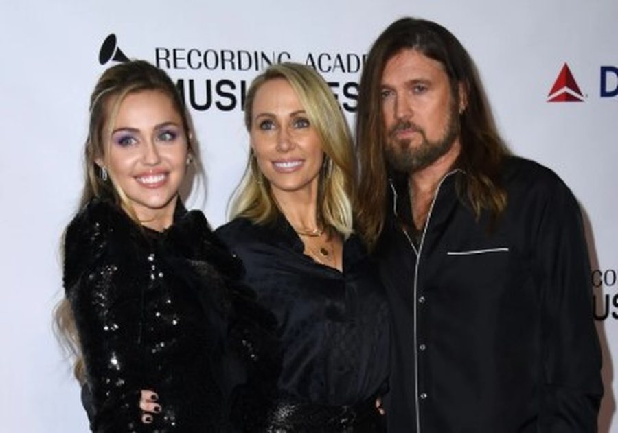 Çfarë?! Një grua po pretendon se është nëna e