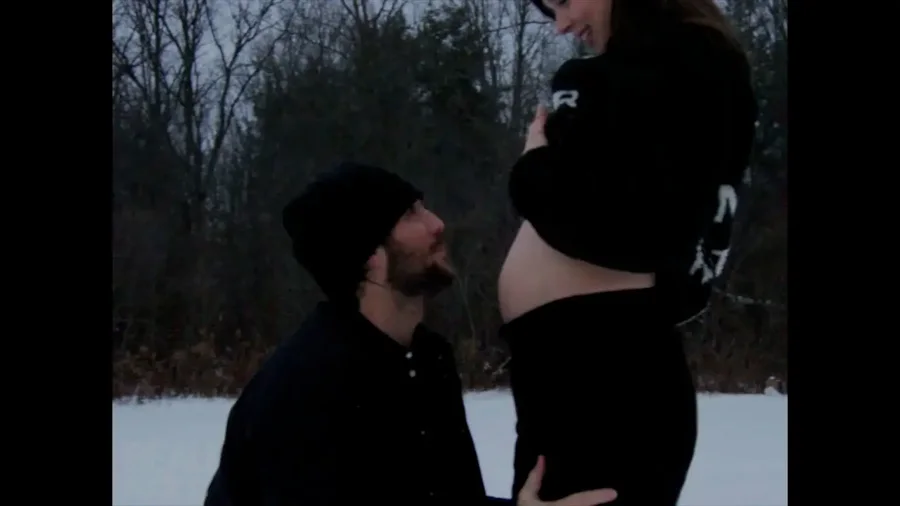 Hailee Steinfeld shtatzënë, pret fëmijën e parë me