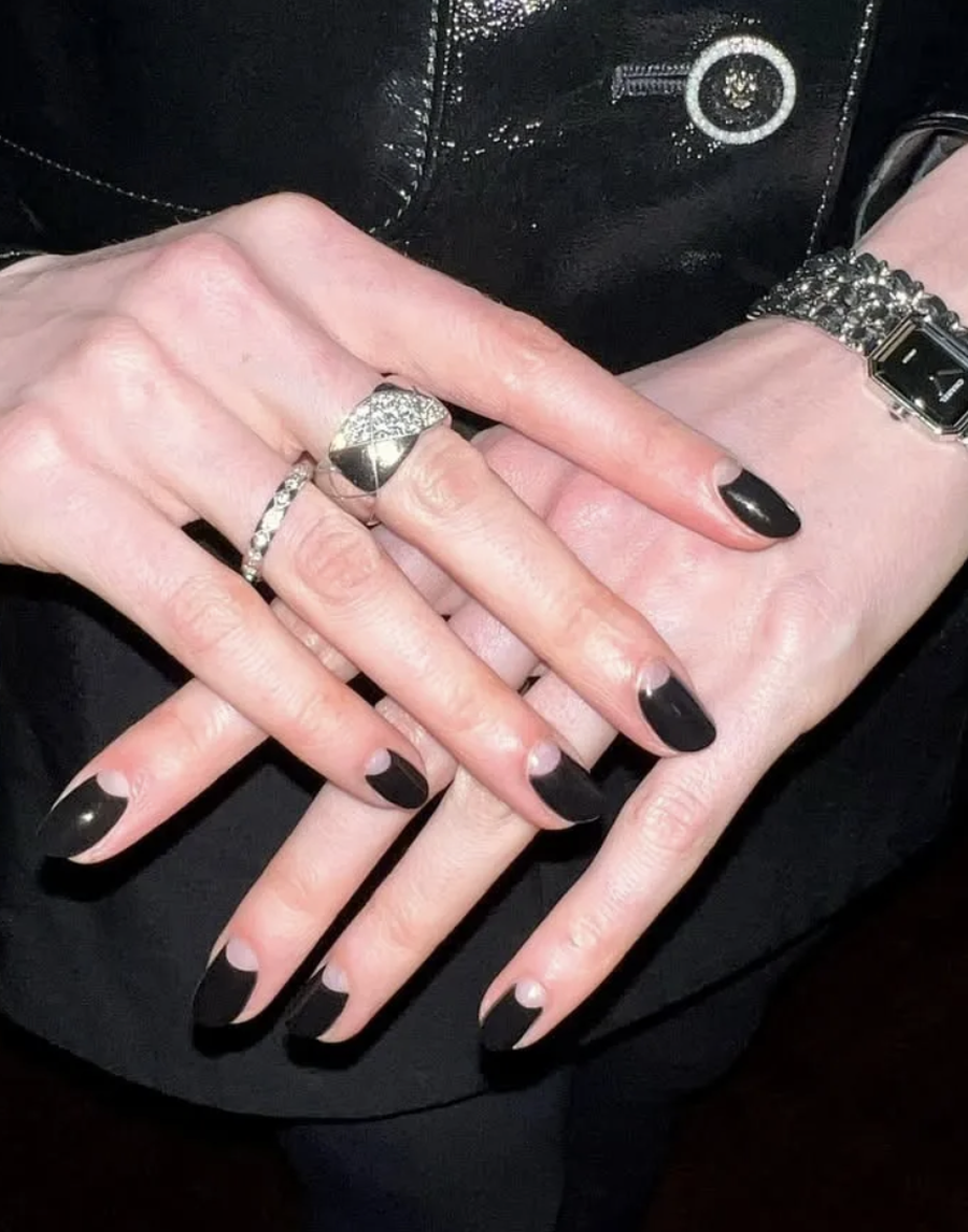 Tendenca e thonjve ‘goth’ për Krishtlindje është fiks