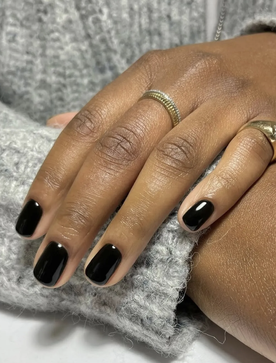 Tendenca e thonjve ‘goth’ për Krishtlindje është fiks