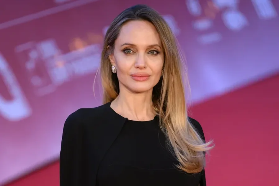 Angelina Jolie tregon p&euml;r her&euml; t&euml; par&euml; shenjat e