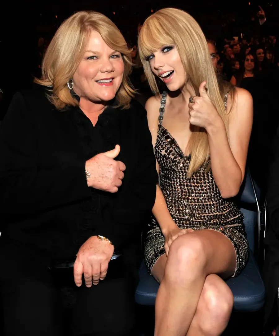 Mamaja e Taylor Swift, arsyeja pse këngëtarja i dha një shans