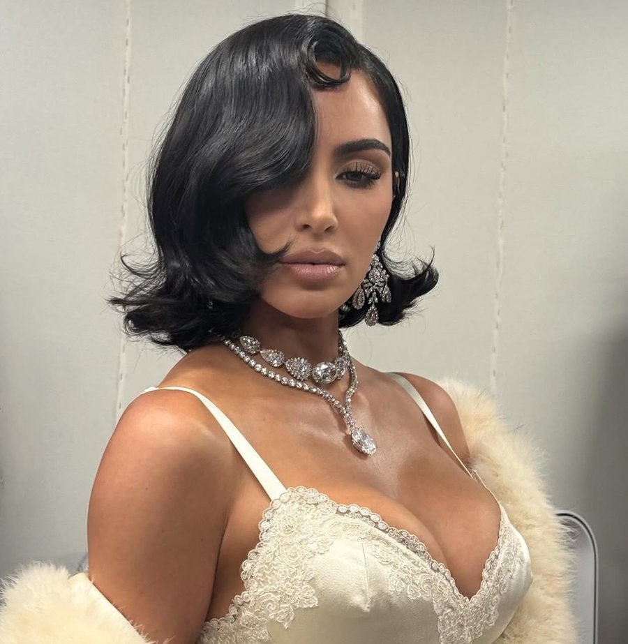 Kim Kardashian pozon me kat&euml;r f&euml;mij&euml;t e saj me veshjen m&euml;