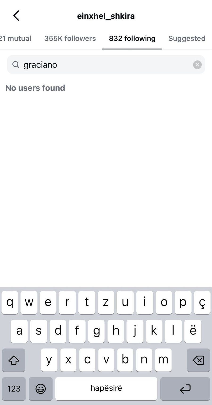 Graciano Tagani reagon duke thumbuar Einxhel Shkir&euml;n pas veprimit t&euml;