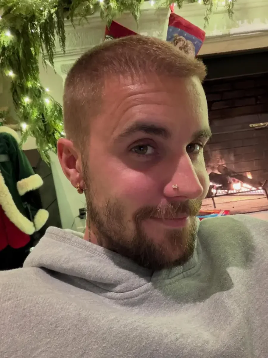 Justin Bieber ndan foto t&euml; rralla t&euml; djalit; jep mesazhin prek&euml;s