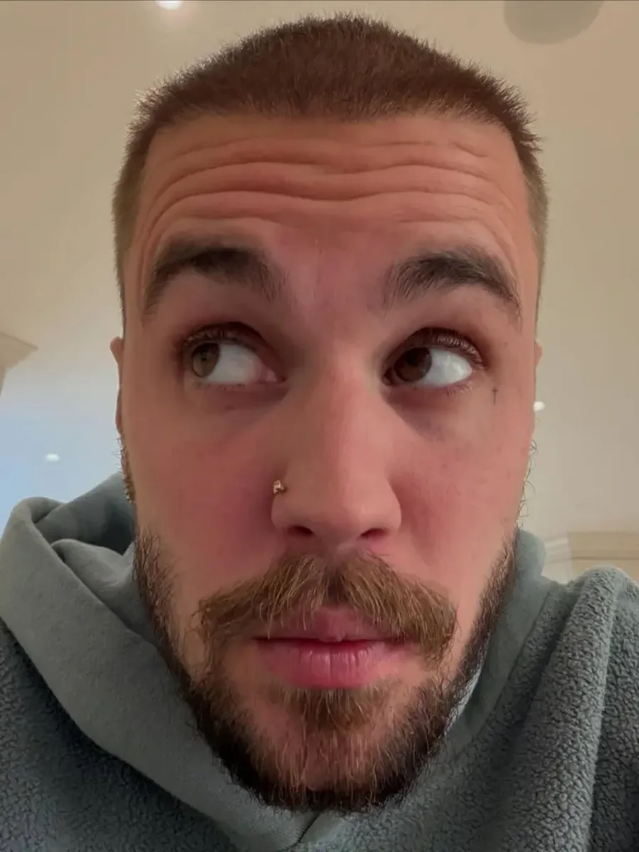 Justin Bieber ndan foto t&euml; rralla t&euml; djalit; jep mesazhin prek&euml;s