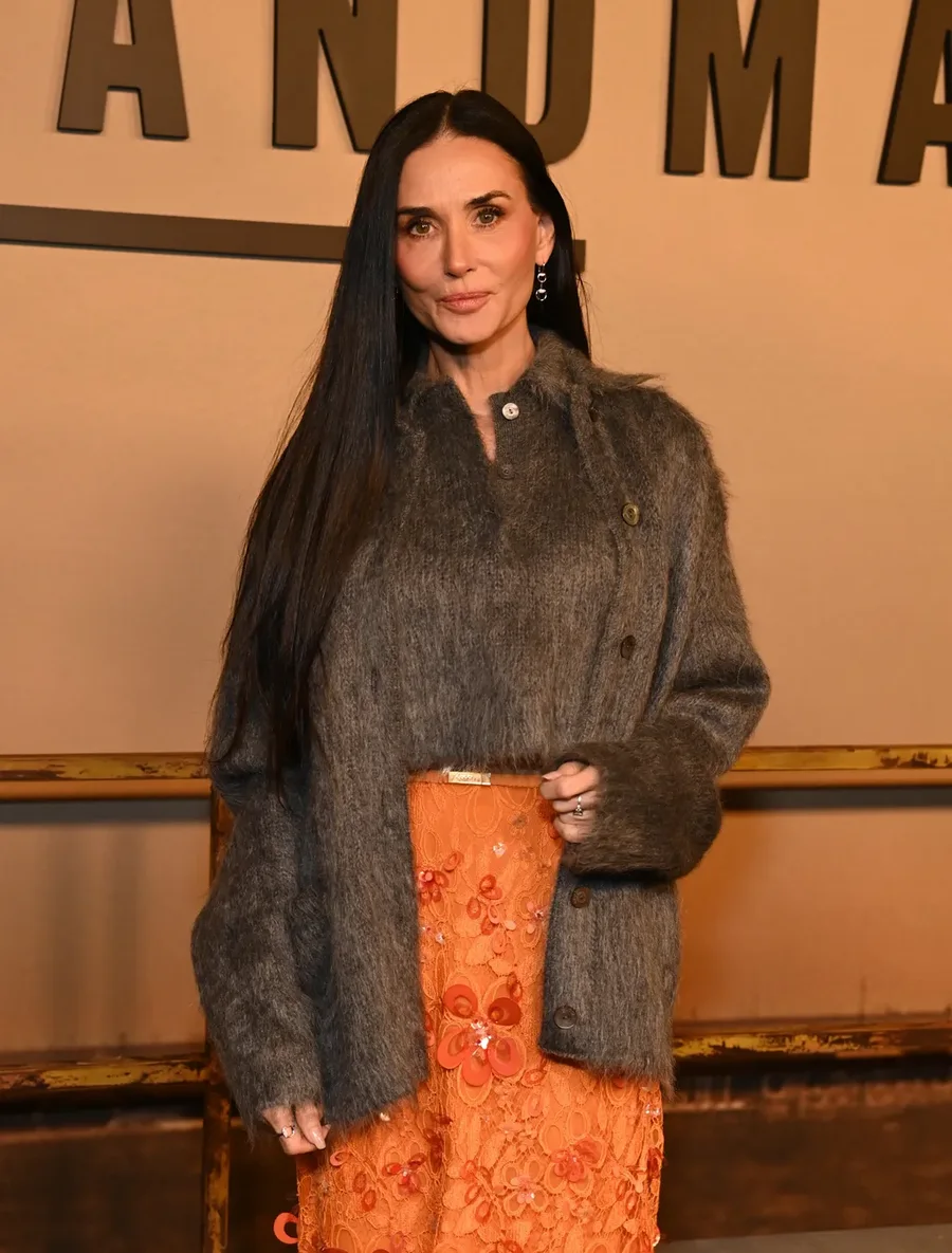 Demi Moore veshi ngjyr&euml;n e vetme trend q&euml; e b&euml;n grin&euml;