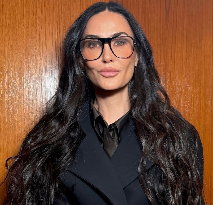 Demi Moore veshi ngjyr&euml;n e vetme trend q&euml; e b&euml;n grin&euml;