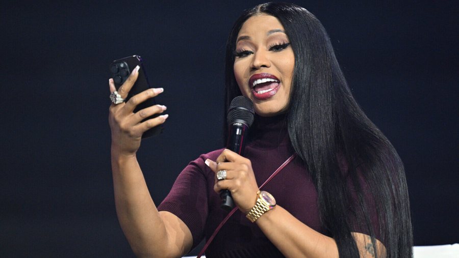 Nicki Minaj humb 10 milion&euml; ndjek&euml;s? &Ccedil;&rsquo;ndodhi?