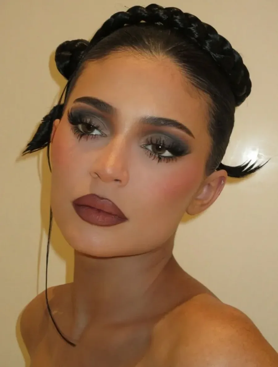 Kylie Jenner l&euml; pas pamjen e saj tipike t&euml; bukuris&euml; p&euml;r