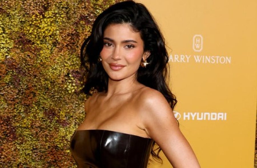 Kylie Jenner l&euml; pas pamjen e saj tipike t&euml; bukuris&euml; p&euml;r