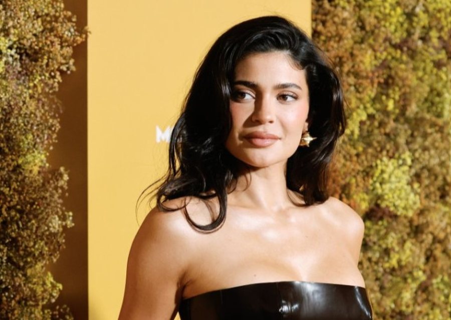 Kylie Jenner l&euml; pas pamjen e saj tipike t&euml; bukuris&euml; p&euml;r