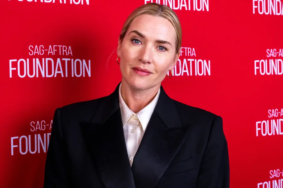 Kate Winslet flet hapur p&euml;r adoleshenc&euml;n: "P&euml;rvojat e para