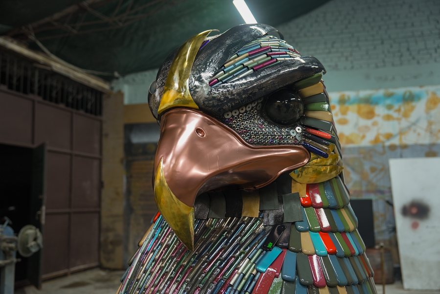 Visions of Tomorrow. Nj&euml; shqiponj&euml; me pajisje t&euml; p&euml;rdorura