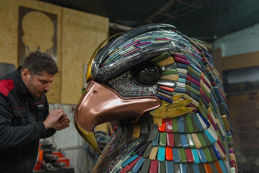 Visions of Tomorrow. Nj&euml; shqiponj&euml; me pajisje t&euml; p&euml;rdorura