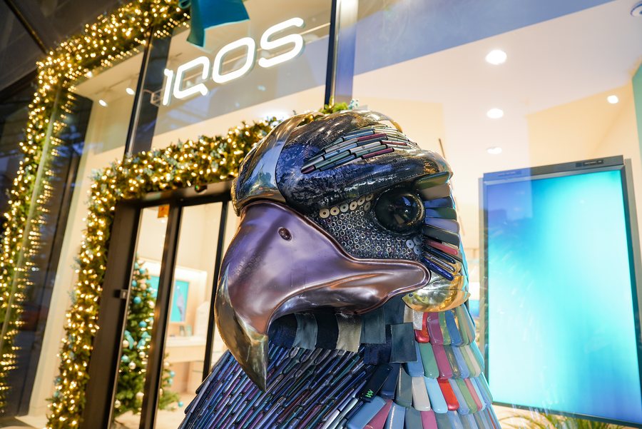 Visions of Tomorrow. Nj&euml; shqiponj&euml; me pajisje t&euml; p&euml;rdorura