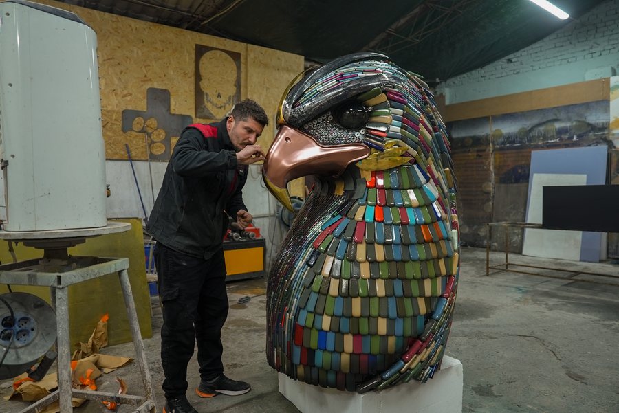 Visions of Tomorrow. Nj&euml; shqiponj&euml; me pajisje t&euml; p&euml;rdorura