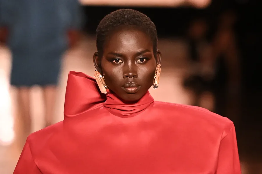 Minimaliz&euml;m n&euml; veshje, guxim n&euml; bizhuteri! &Ccedil;far&euml; do