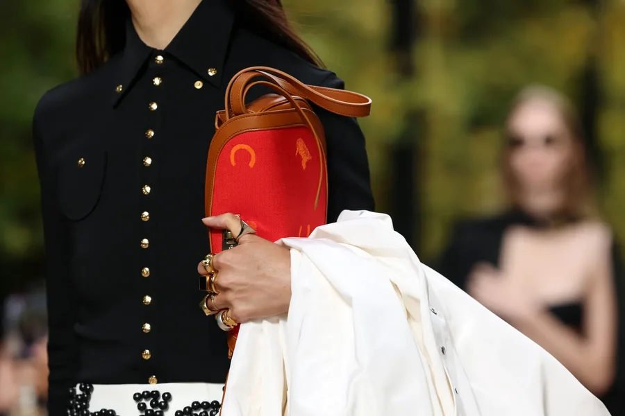 Minimaliz&euml;m n&euml; veshje, guxim n&euml; bizhuteri! &Ccedil;far&euml; do