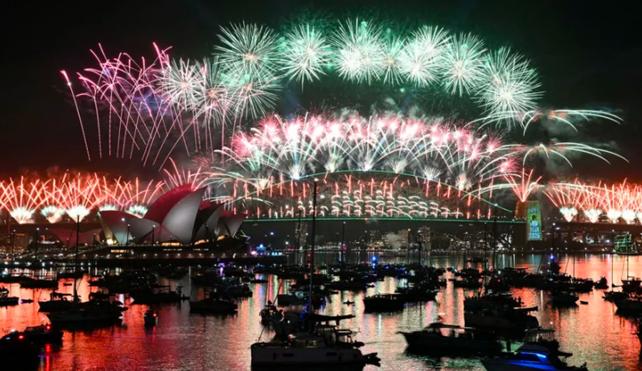 P&euml;rmes fotove: Festimet e Vitit t&euml; Ri n&euml; mbar&euml; bot&euml;n
