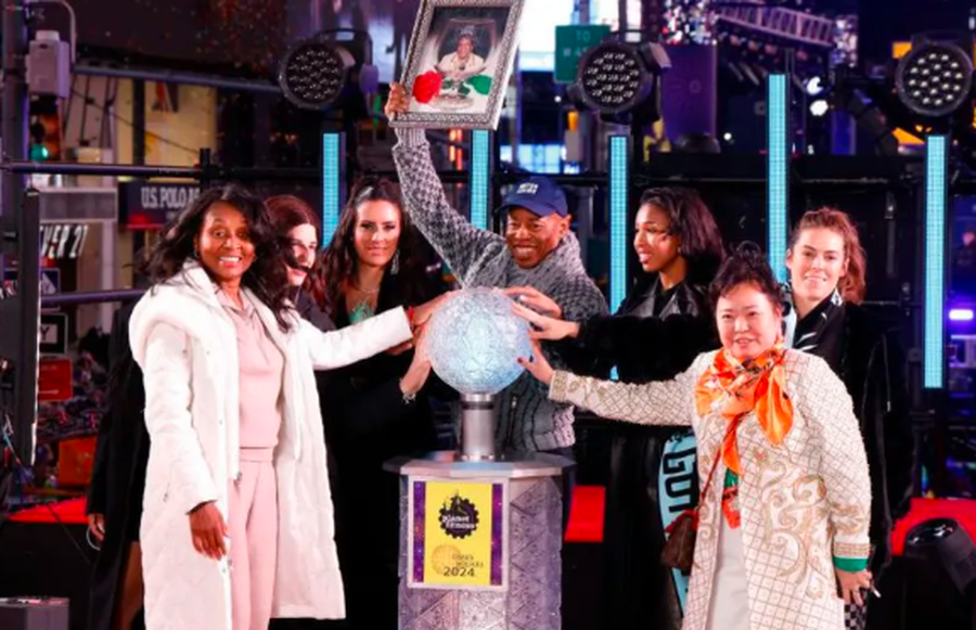 P&euml;rmes fotove: Festimet e Vitit t&euml; Ri n&euml; mbar&euml; bot&euml;n