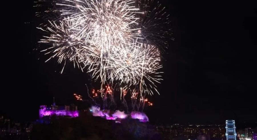 P&euml;rmes fotove: Festimet e Vitit t&euml; Ri n&euml; mbar&euml; bot&euml;n