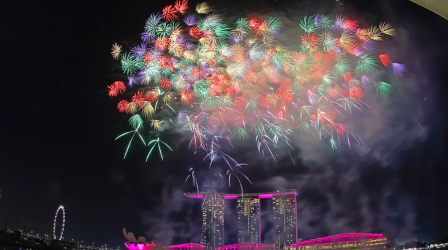 P&euml;rmes fotove: Festimet e Vitit t&euml; Ri n&euml; mbar&euml; bot&euml;n