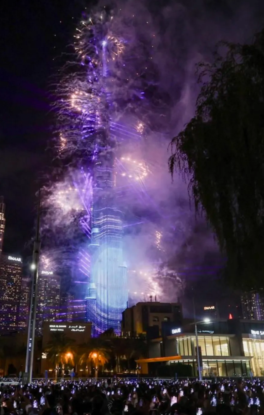 P&euml;rmes fotove: Festimet e Vitit t&euml; Ri n&euml; mbar&euml; bot&euml;n