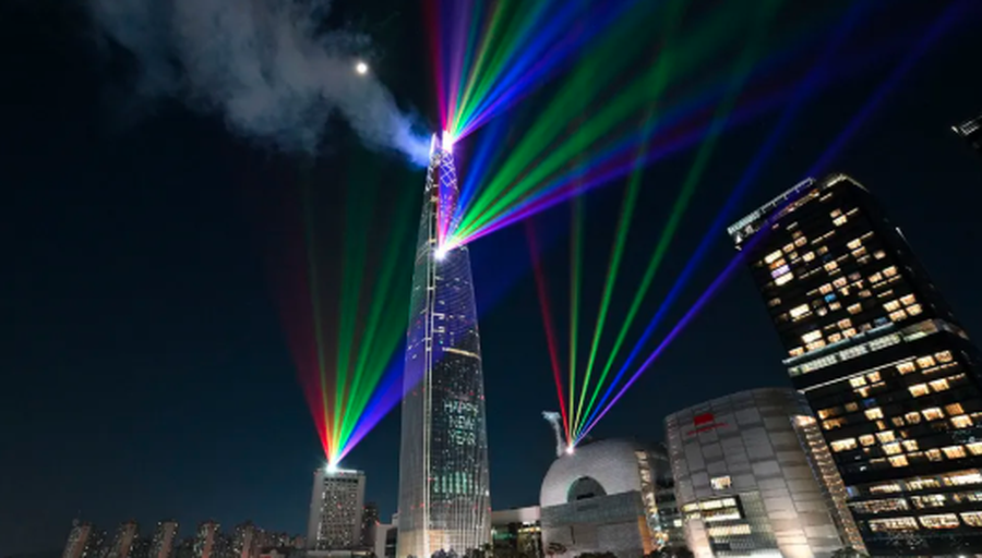 P&euml;rmes fotove: Festimet e Vitit t&euml; Ri n&euml; mbar&euml; bot&euml;n