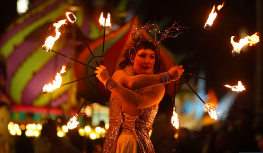 P&euml;rmes fotove: Festimet e Vitit t&euml; Ri n&euml; mbar&euml; bot&euml;n